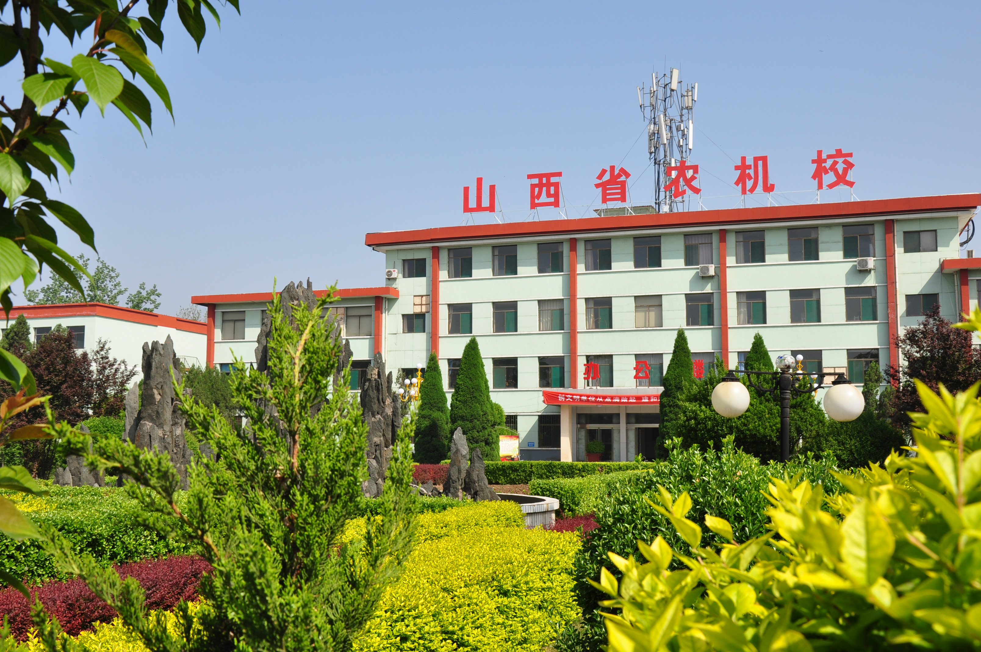 2.我们的学校是花园.JPG